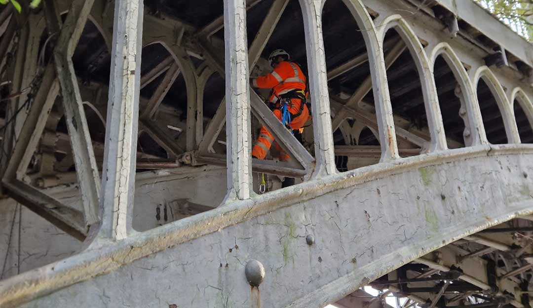 dewsbury-bridge-worker